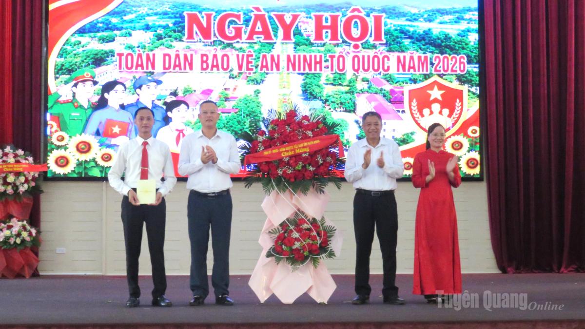 Đồng chí Nguyễn Hồng Trang, Phó Bí thư Thường trực Đảng ủy các cơ quan Đảng tỉnh tặng hoa chúc mừng Ngày hội Toàn dân bảo vệ an ninh Tổ quốc xã Quang Bình năm 2026.
