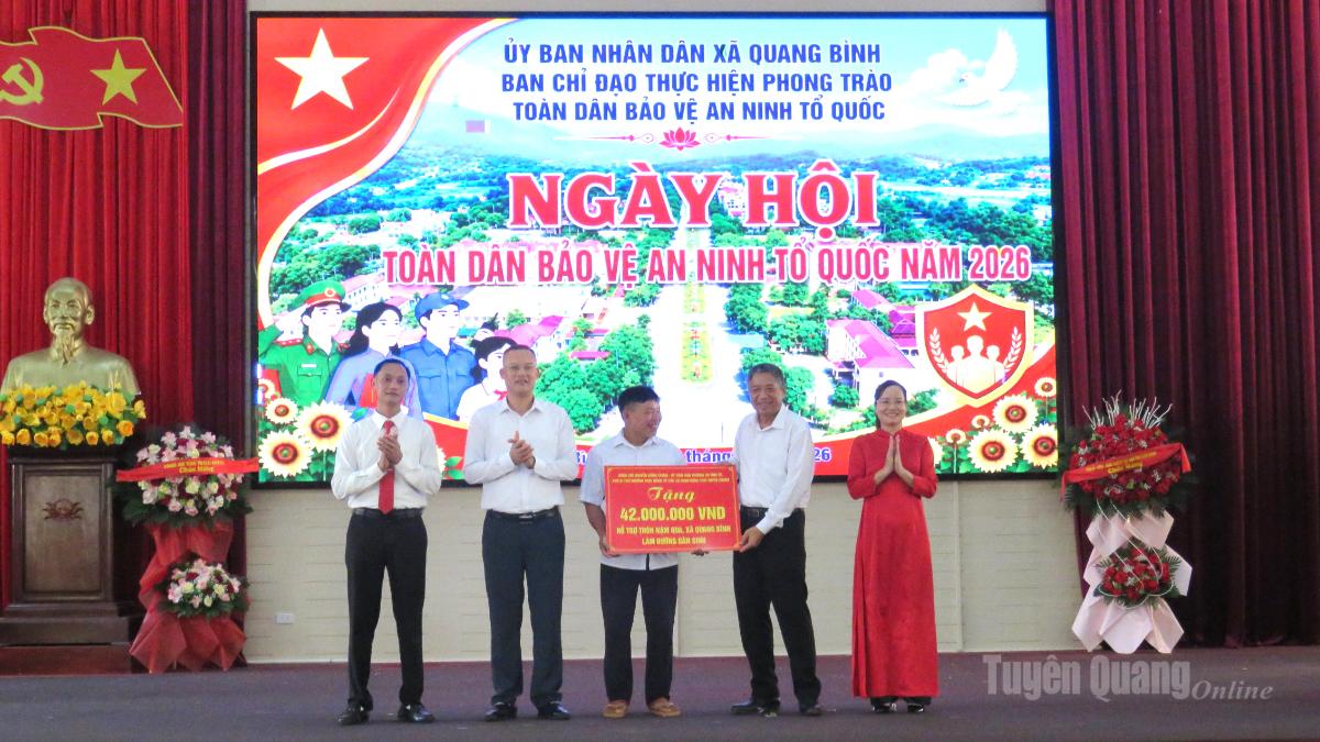 Đồng chí Nguyễn Hồng Trang, trao biểu trưng số tiền hỗ trợ thôn Nậm Qua, xã Quang Bình làm đường dân sinh.