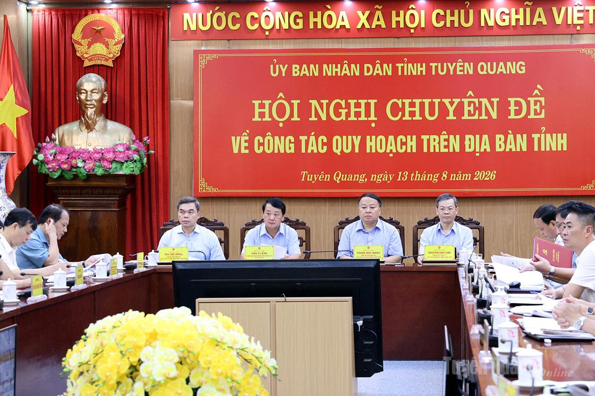 Các đồng chí Thường trực Tỉnh ủy chủ trì hội nghị.