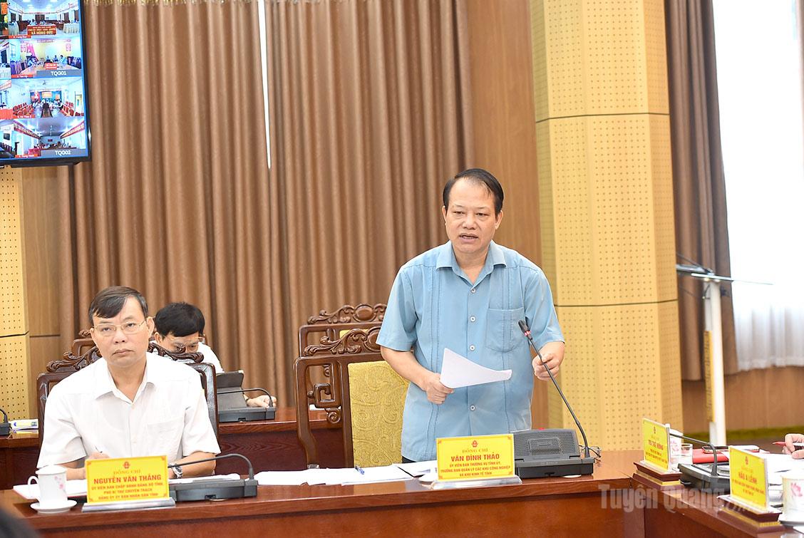 Đồng chí Vân Đình Thảo, Trưởng Ban các khu công nghiệp và khu kinh tế tỉnh phát biểu tại hội nghị.