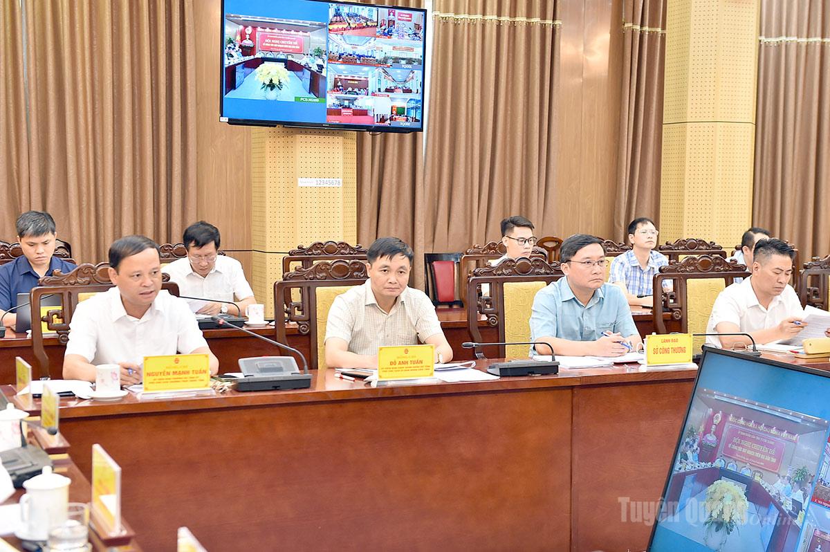 Các đồng chí lãnh đạo UBND tỉnh và các sở, ngành dự hội nghị.