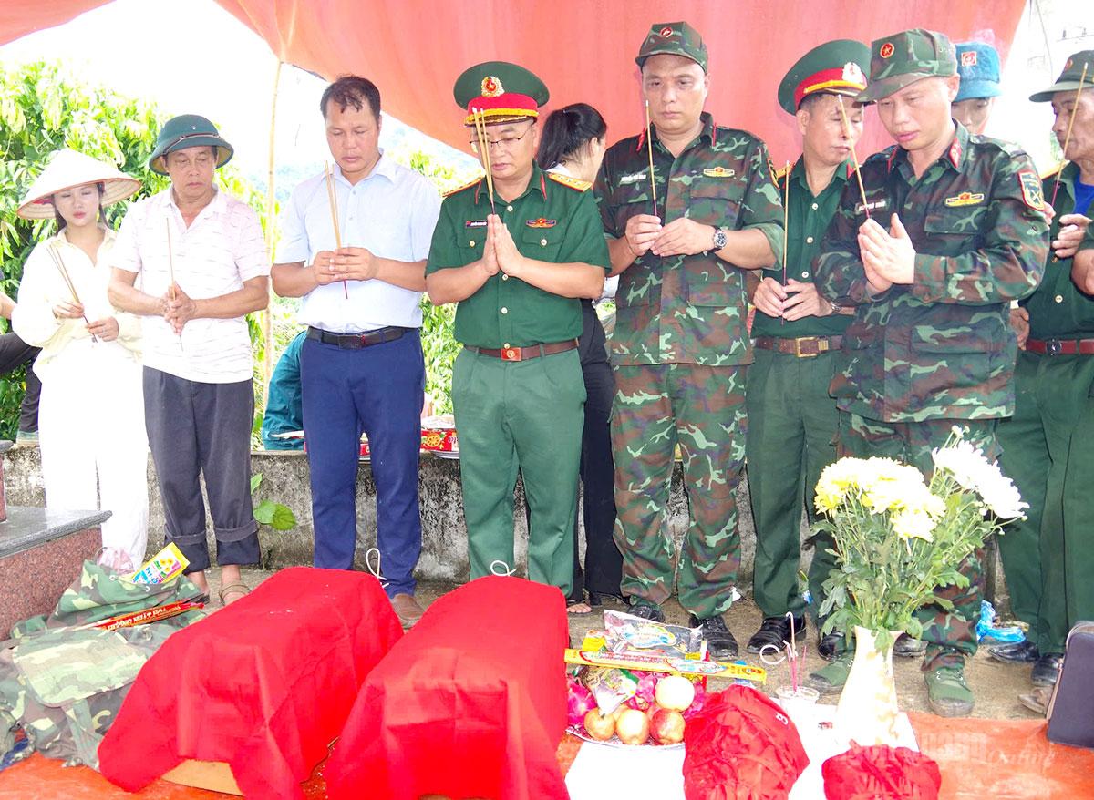 Lực lượng chức năng cất bốc, quy tập hài cốt liệt sĩ tại thôn Long Bình, xã Vĩnh Tuy.