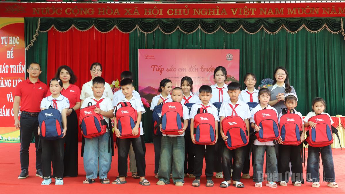 Ban Tổ chức trao quà cho học sinh Trường Tiểu học và THCS Bằng Hành.