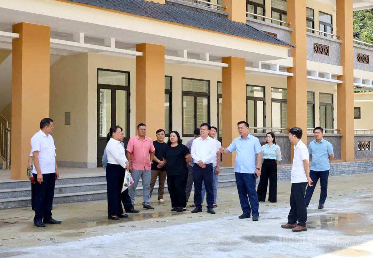 L&atilde;nh đạo x&atilde; Đồng Văn kiểm tra c&ocirc;ng t&aacute;c sắp xếp trường học tr&ecirc;n địa b&agrave;n v&agrave; cơ sở vật chất, trường lớp học chuẩn bị cho năm học mới. Ảnh: Dương D&igrave;n