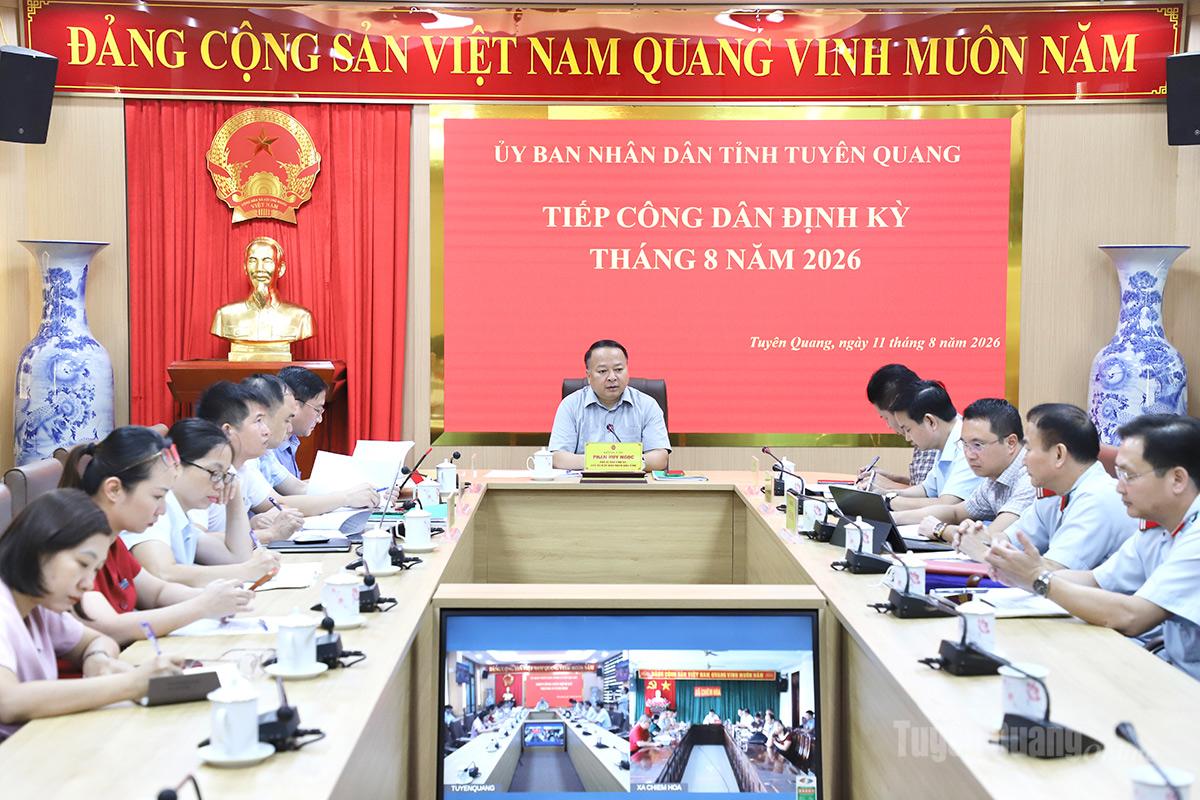 Chủ tịch UBND tỉnh Phan Huy Ngọc chủ trì buổi tiếp công dân.
