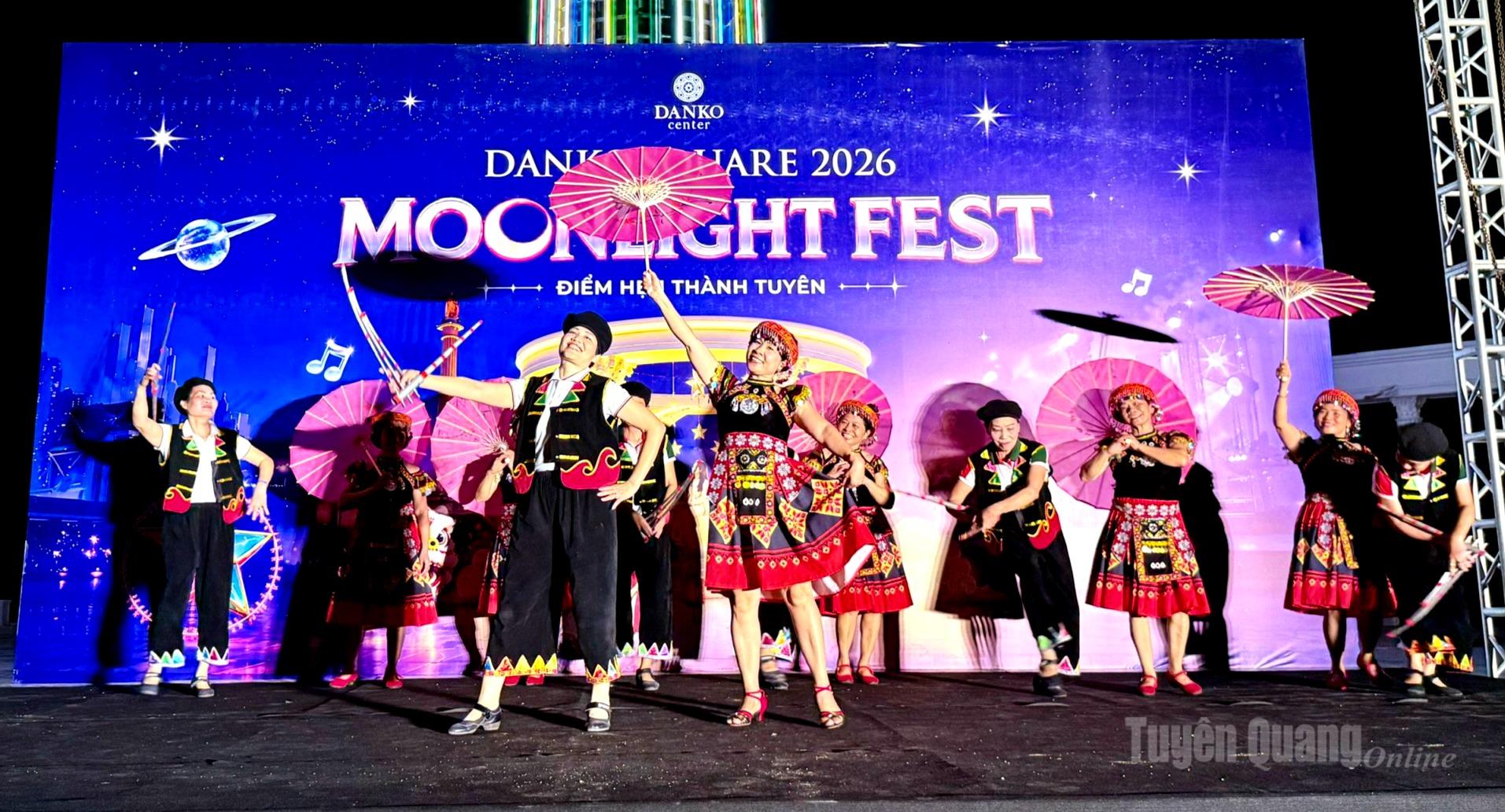 Tiết mục trình diễn trang phục dân tộc Mông.