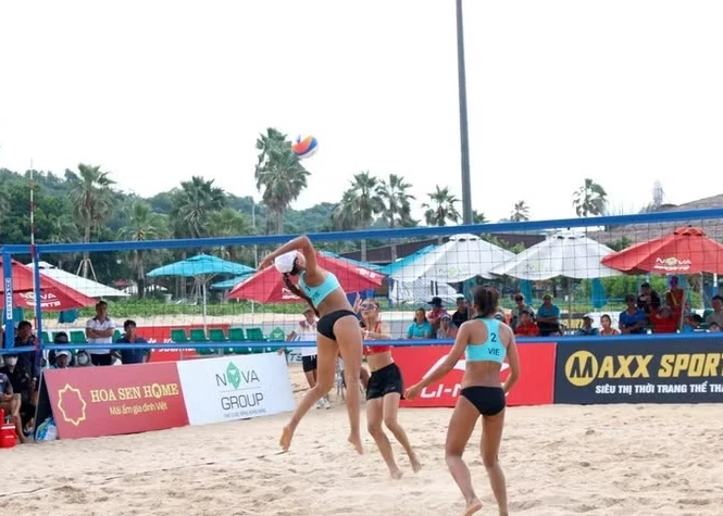 The thrilling final between Vietnam 1 (in blue) and Thailand 1. (Photo: VNA)