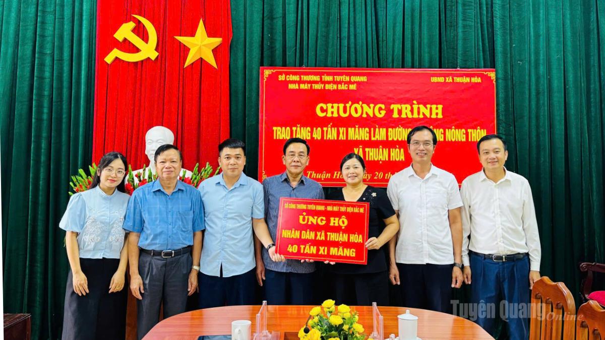 Lãnh đạo Sở Công Thương tỉnh Tuyên Quang, Nhà máy Thủy điện Bắc Mê trao tặng 40 tấn xi măng hỗ trợ xã Thuận Hòa làm đường giao thông nông thôn.