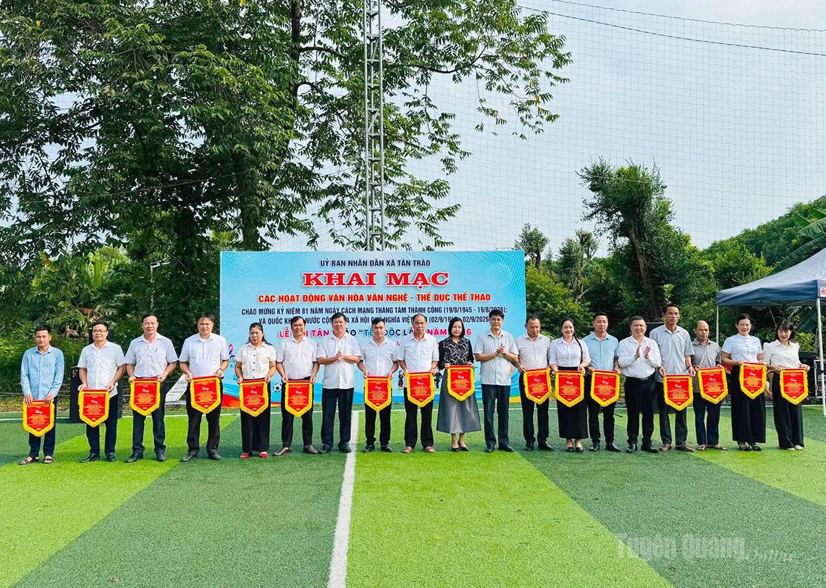 Lãnh đạo UBND xã Tân Trào trao cờ lưu niệm cho các đoàn tham gia lễ hội.