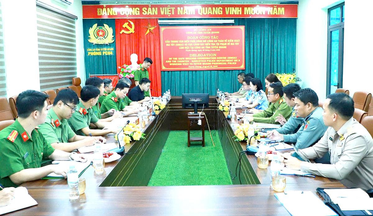 Quang cảnh buổi làm việc.