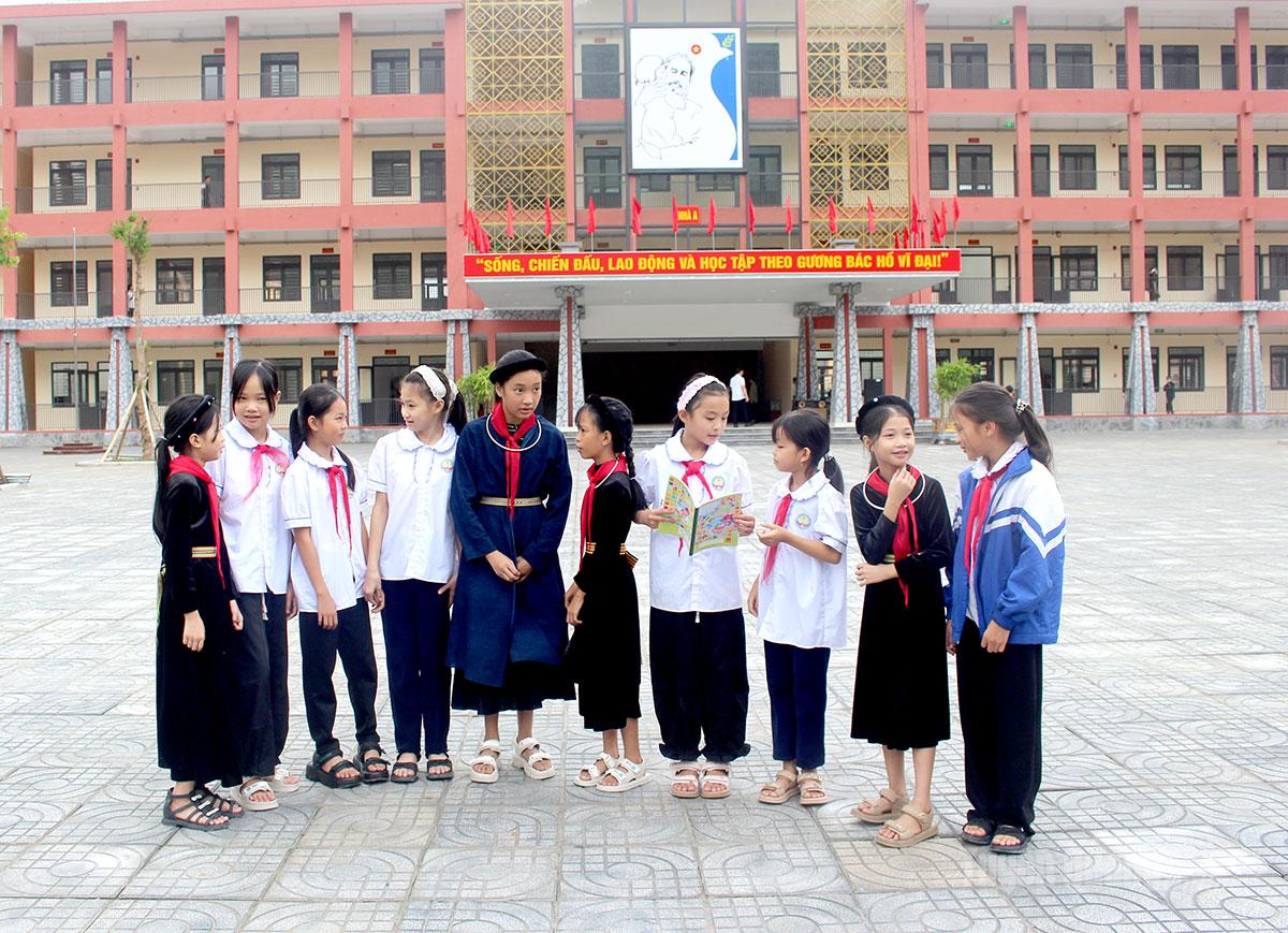 Các em học sinh trò chuyện vui vẻ trong ngày đầu nhập học tại ngôi trường mới.