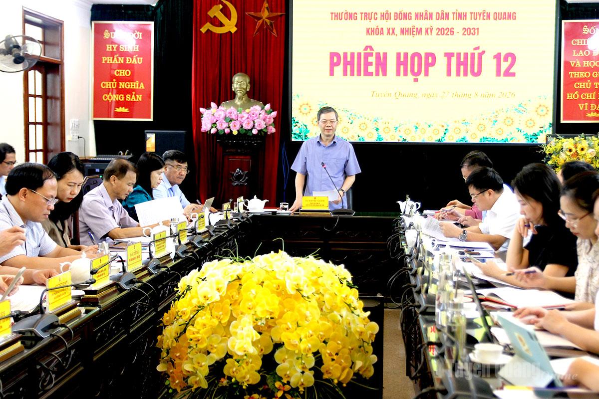 Đồng chí Chủ tịch HĐND tỉnh Nguyễn Văn Sơn chủ trì phiên họp.