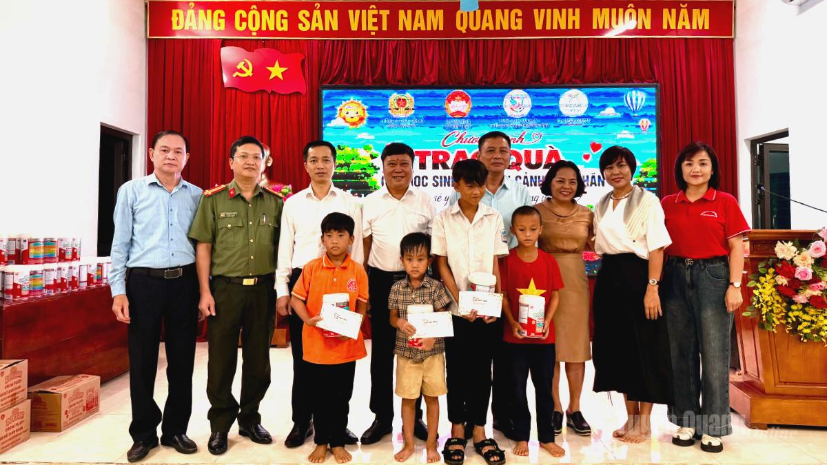 Đồng chí Mai Đức Thông, Ủy viên Ban Chấp hành Đảng bộ tỉnh, Giám đốc Báo và phát thanh, truyền hình Tuyên Quang, Chủ tịch Hội Nhà báo tỉnh trao học bổng cho các em học sinh tại chương trình.