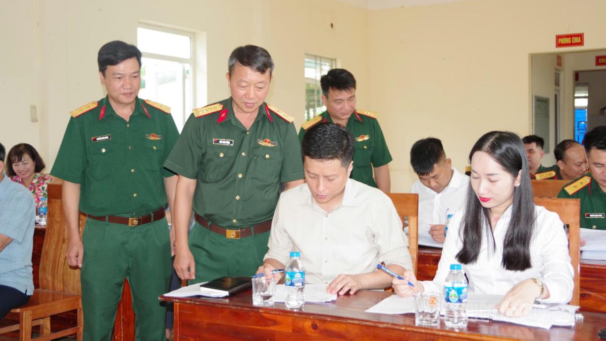 Đoàn công tác kiểm tra tại Ban CHQS phường An Tường.