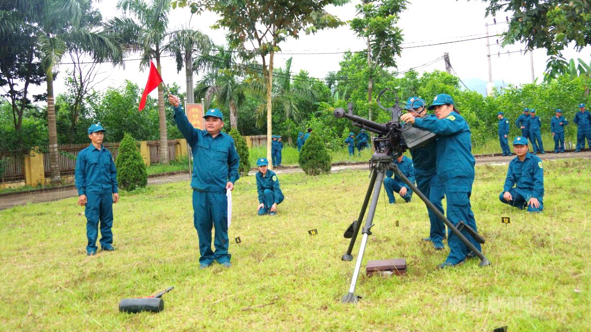 Khẩu đội Dân Quân tự vệ súng máy phòng 12,7mm thực hành thao tác bắn mục tiêu khi có phương tiện bay xâm phạm vùng trời.