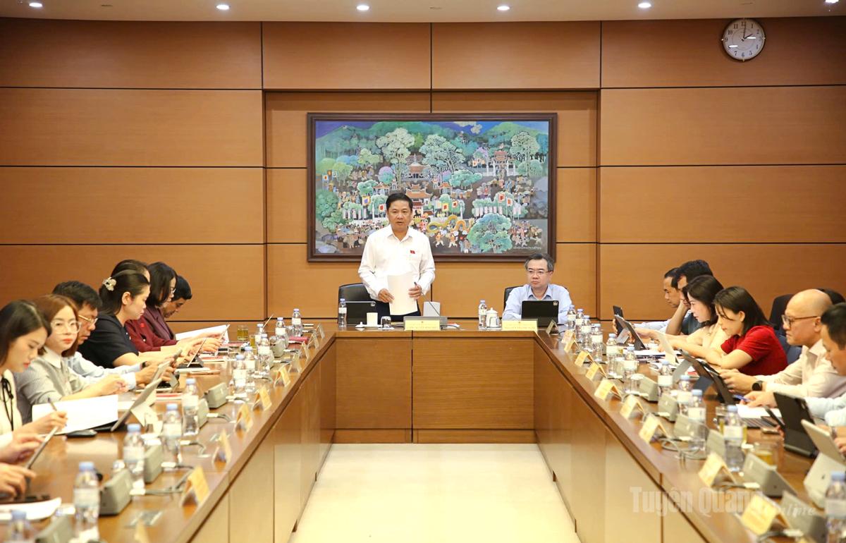 Quang cảnh họp tổ chiều ngày 4-8.