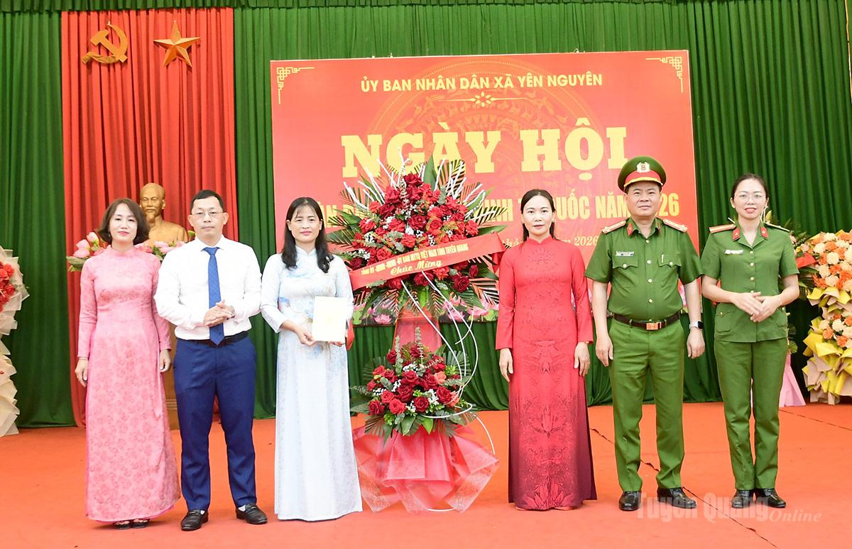 Thay mặt các đồng chí lãnh đạo tỉnh, đồng chí Nông Thị Bích Huệ, Ủy viên Ban Thường vụ Tỉnh ủy, Phó Bí thư Thường trực chuyên trách Đảng uỷ UBND tỉnh tặng hoa chúc mừng Ngày hội Toàn dân bảo vệ an ninh Tổ quốc xã Yên Nguyên.