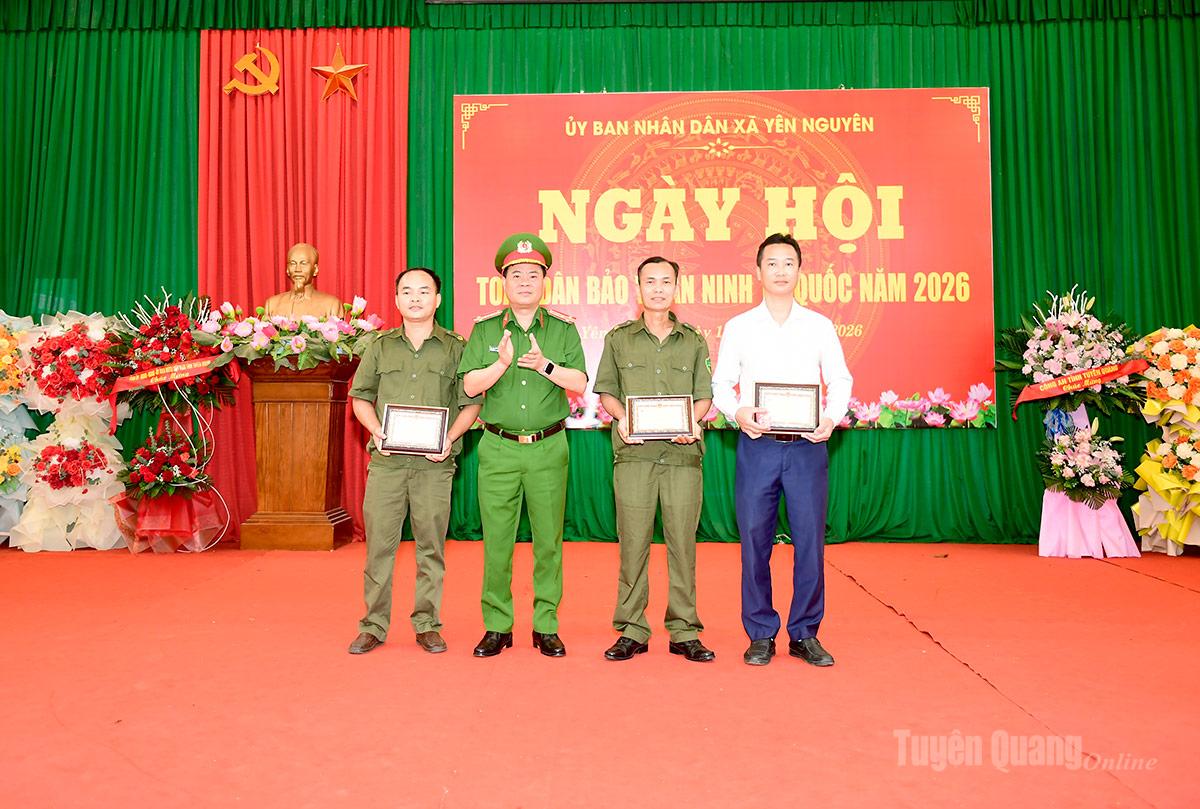 Lãnh đạo Công an tỉnh trao Kỷ niệm chương Bảo vệ an ninh Tổ quốc cho của Bộ trưởng Bộ Công an cho các cá nhân xã Yên Nguyên.