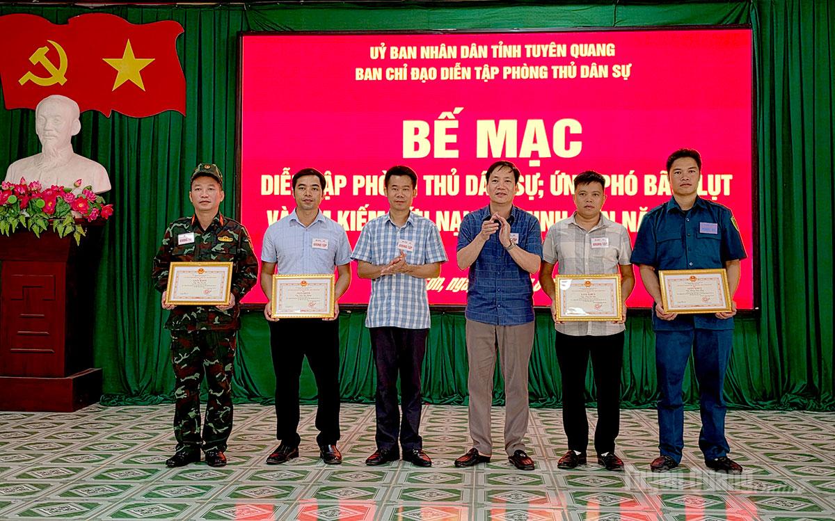 Lãnh đạo UBND xã Minh Sơn  trao Giấy khen cho các cá nhân có thành tích xuất sắc trong công tác tổ chức và tham gia diễn tập.