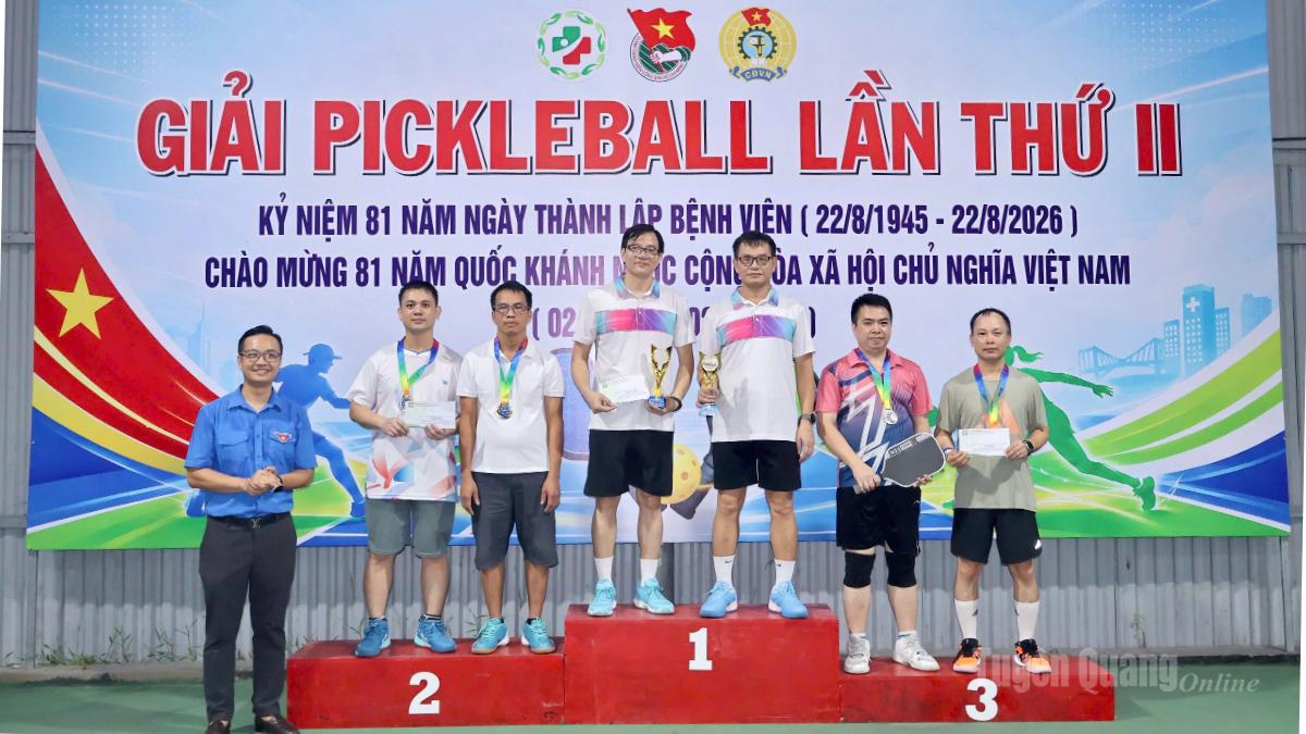 Ban Tổ chức giải trao giải cho các cặp vận động viên có thành tích thi đấu xuất sắc tại giải ở nội dung đôi nam trên 40 tuổi.
