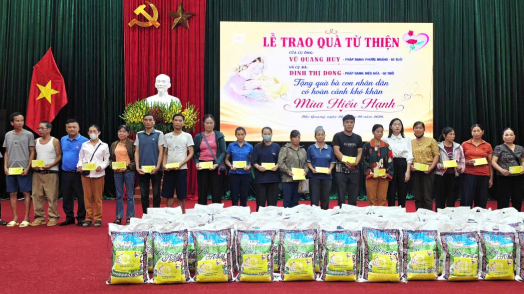 Lãnh đạo xã Bắc Quang và đại diện Công ty TNHH Xuân Thiện Hà Giang trao quà cho các gia đình khó khăn xã Bắc Quang.