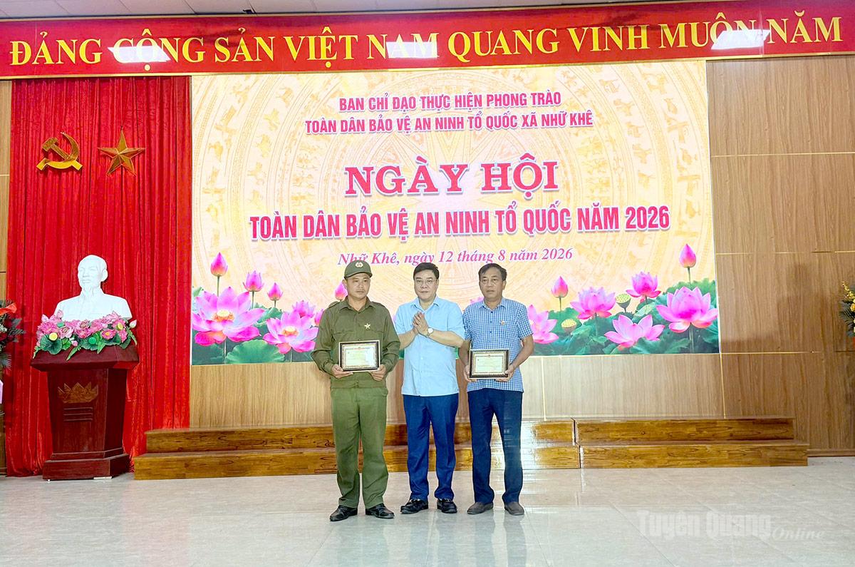 Đồng chí Hoàng Gia Long, Ủy viên Ban Thường vụ Tỉnh ủy, Phó Chủ tịch UBND tỉnh trao Kỷ niệm chương bảo vệ An Ninh Tổ quốc của Bộ trưởng Bộ Công an cho 2 cá nhân đã có nhiều đóng góp trong sự nghiệp bảo vệ an ninh Tổ quốc.