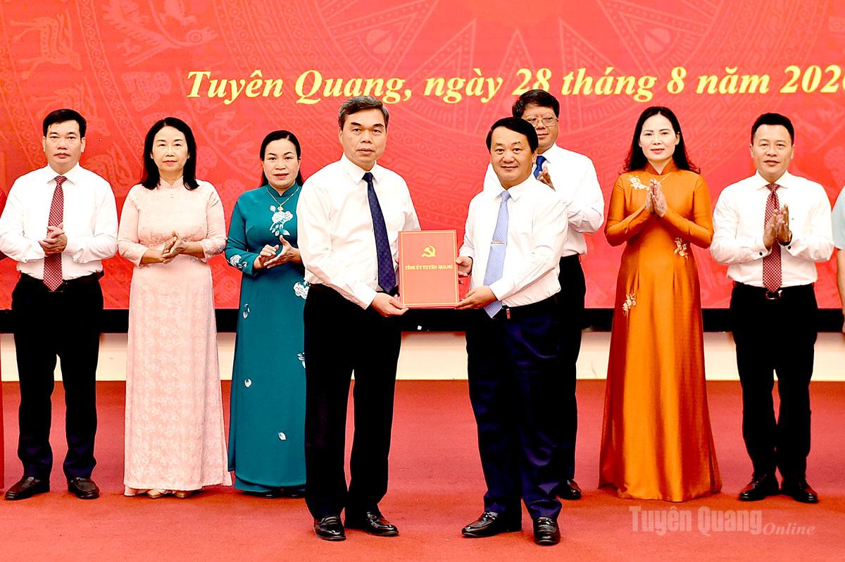 Đồng chí Bí thư Tỉnh ủy Hầu A Lềnh trao quyết định thí điểm thành lập Đảng bộ Mặt trận Tổ quốc cho đồng chí Ma Thế Hồng, Phó Bí thư Tỉnh ủy, Chủ tịch Ủy ban MTTQ tỉnh.
