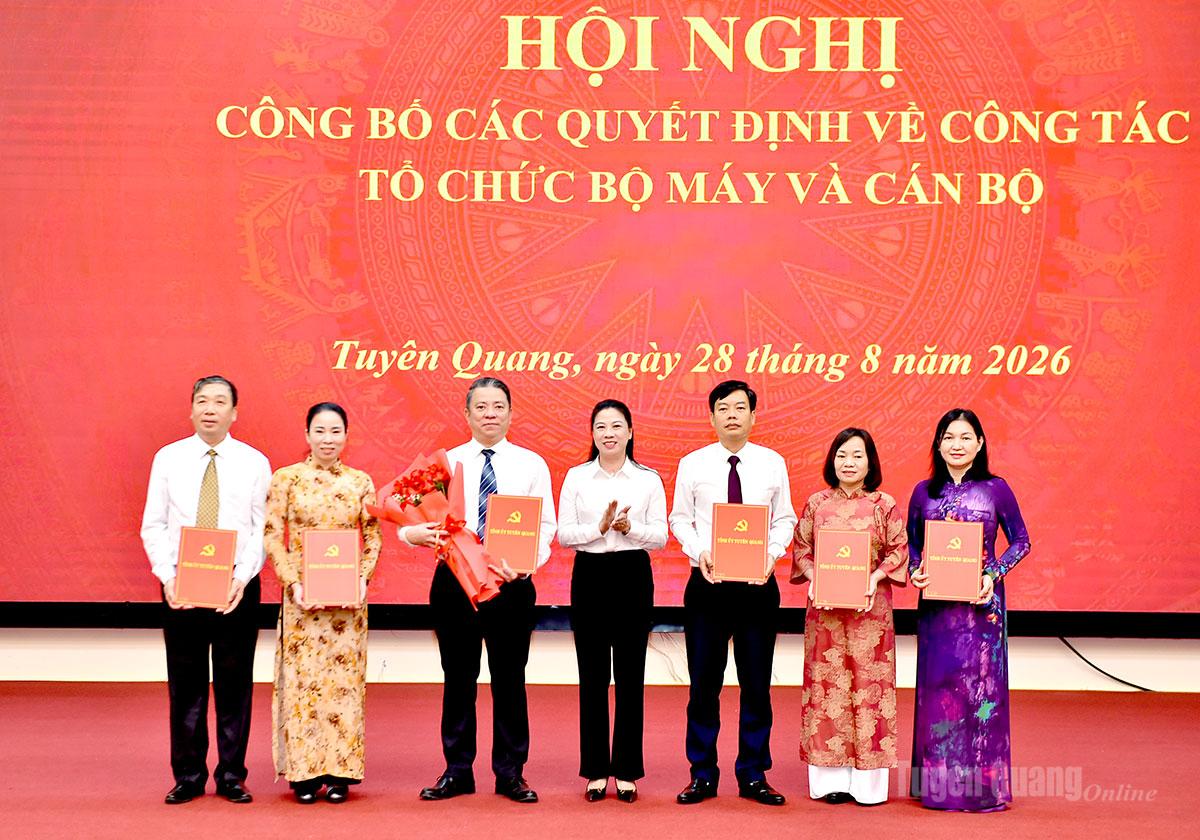 Đồng chí Phó Bí thư Thường trực Tỉnh ủy Lê Thị Kim Dung trao quyết định và tặng hoa chúc mừng các đồng chí lãnh đạo Ban Tuyên giáo Tỉnh ủy.