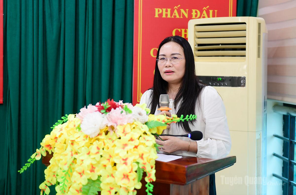 Tiến sĩ Lê Thị Liên, Viện Chiến lược và Chính sách Dân tộc – Tôn giáo, Học viện Dân tộc, Ban Chủ nhiệm đề tài phát biểu tại hội thảo.