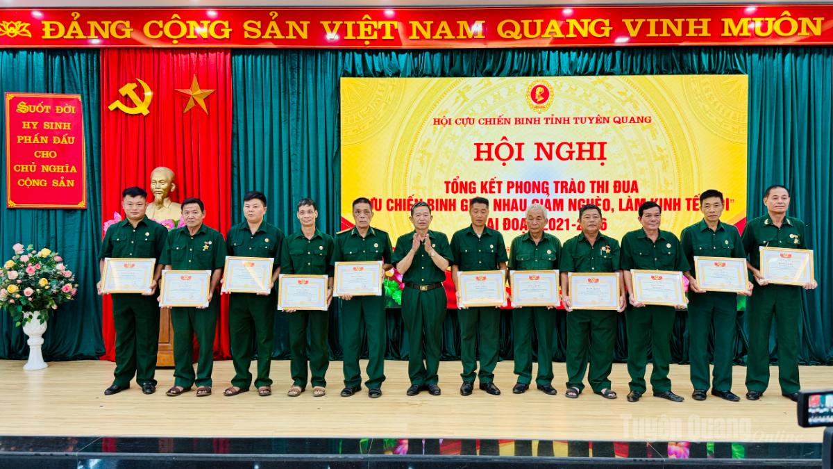 Chủ tịch Hội Cựu chiến binh tỉnh trao Bằng khen cho các cá nhân có thành tích xuất sắc trong thực hiện phong trào thi đua “Cựu chiến binh giúp nhau giảm nghèo, làm kinh tế giỏi” giai đoạn 2021-2030.