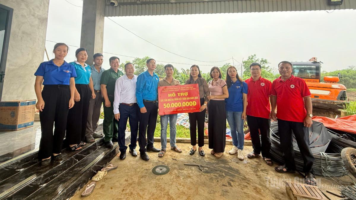 Các đại biểu trao kinh phí hỗ trợ xây nhà mới Đại đoàn kết cho gia đình anh Trần Thế Vinh, thôn Khánh Xuân, xã Hùng Đức.
