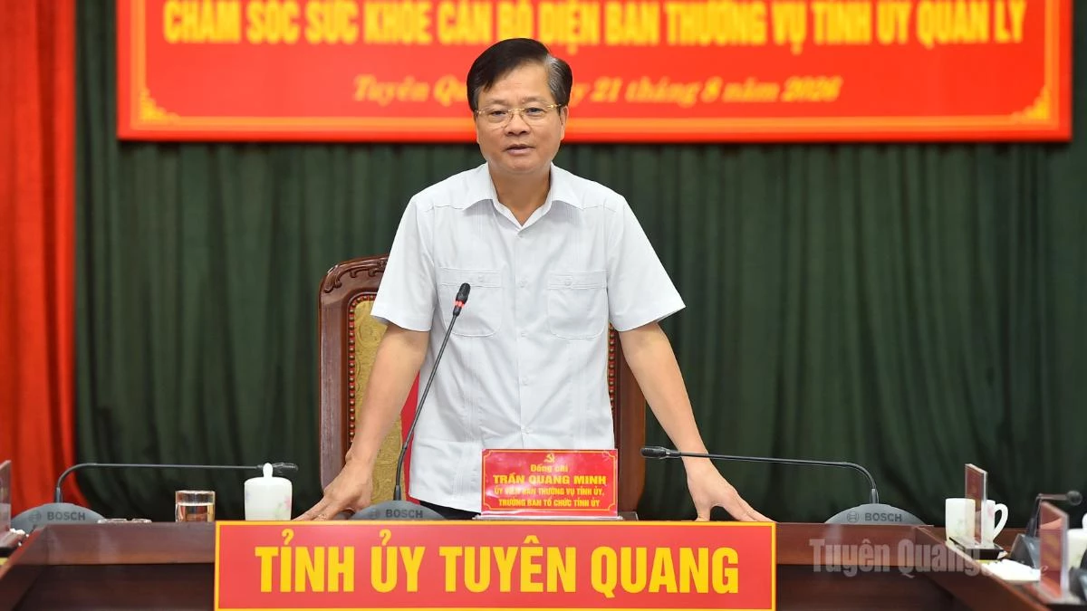 Đồng chí Trưởng ban Tổ chức Tỉnh ủy Trần Quang Minh phát biểu chỉ đạo tại hội nghị.