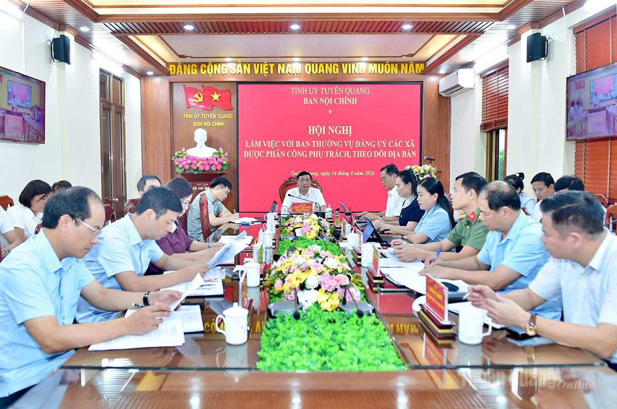 Trưởng ban Nội chính Tỉnh ủy Phùng Tiến Quân chủ trì hội nghị.