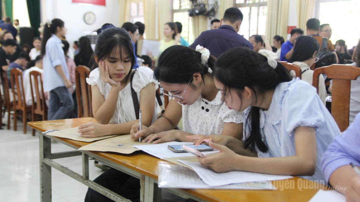 Các tân sinh viên hoàn thiện hồ sơ nhập học.