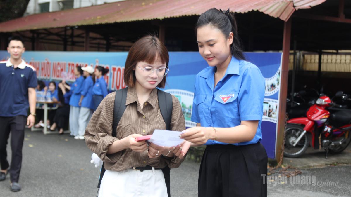 Đoàn viên, thanh niên Trường Đại học Tân Trào hỗ trợ thông tin cần thiết cho tân sinh viên.