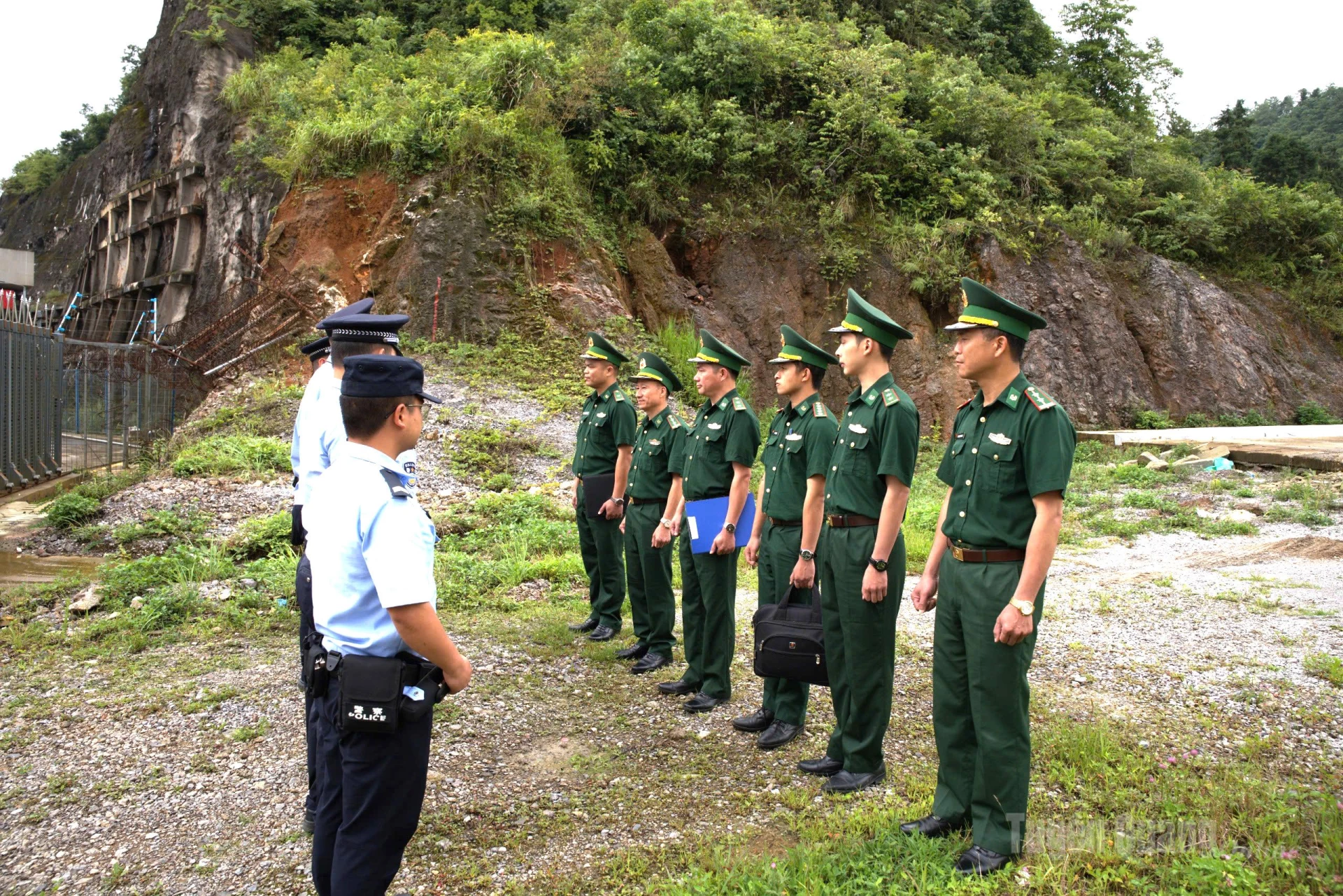 Bồ đội Biên phòng tỉnh Tuyên Quang trao đổi với lực lượng quản lý biên giới Trung Quốc tại khu vực biên giới, phối hợp xác ddingj hiện trường vụ án.