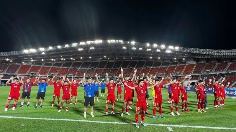 Vietnamese players celebrate with fans. (Photo: VNA)