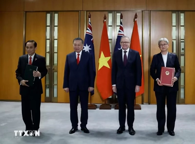 General Secretary of the Communist Party of Viet Nam Central Committee and President To Lam (second, left) and Australian Prime Minister Anthony Albanese witness exchange of cooperation documents between the two countries. (Photo: VNA)