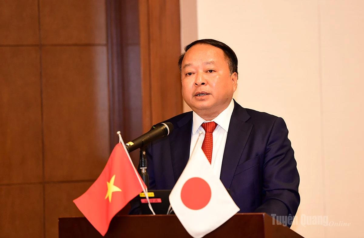 Đồng chí Phan Huy Ngọc, Phó Bí thư Tỉnh ủy, Chủ tịch UBND tỉnh phát biểu tại diễn đàn.