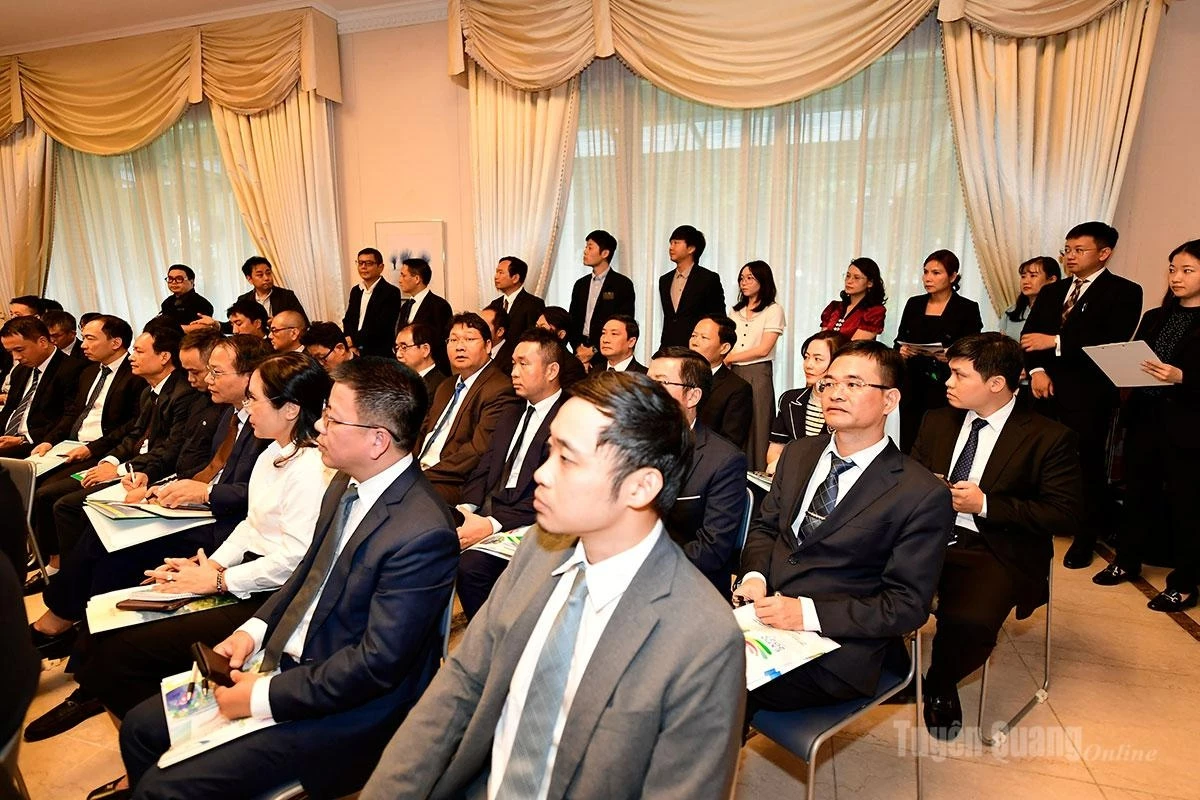 Leaders of Tuyen Quang’s departments, sectors and businesses attend the forum.