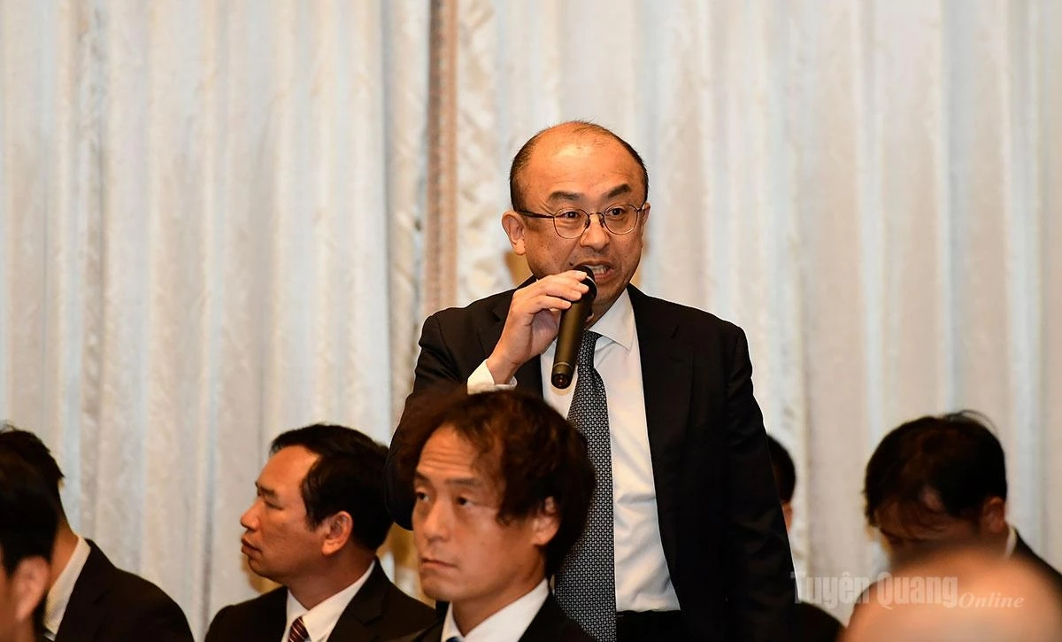 A representative of EREX Tuyen Quang Company speaks at the forum.