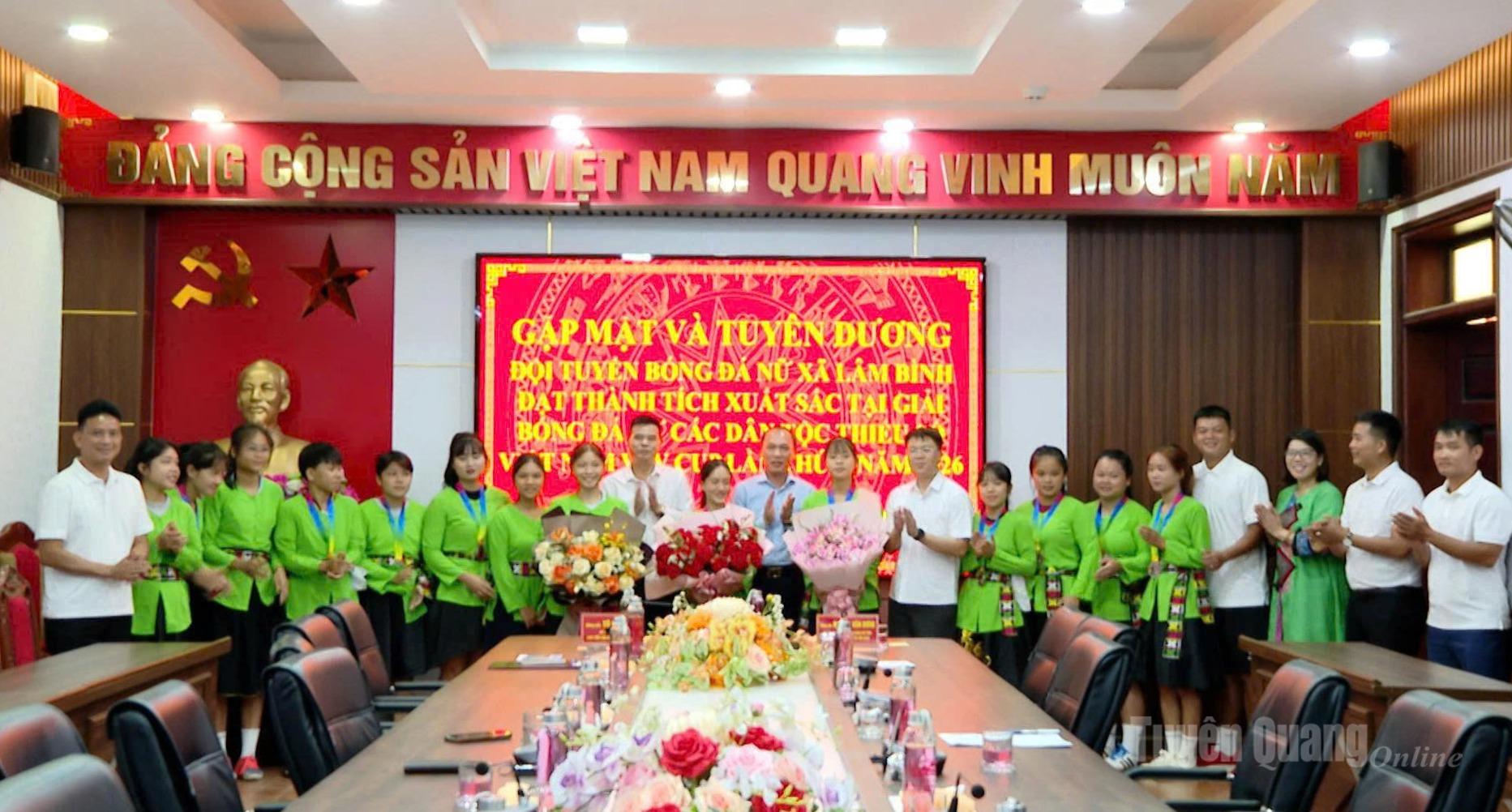 Các cầu thủ đội bóng đá nữ Lâm Bình nhận hoa và quà của UBND tỉnh, Sở Văn hoá, Thể thao và Du lịch, Sở Dân tộc và Tôn giáo.