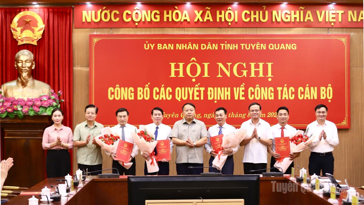 Các đồng chí lãnh đạo tỉnh chúc mừng các đồng chí được trao quyết định tại hội nghị.