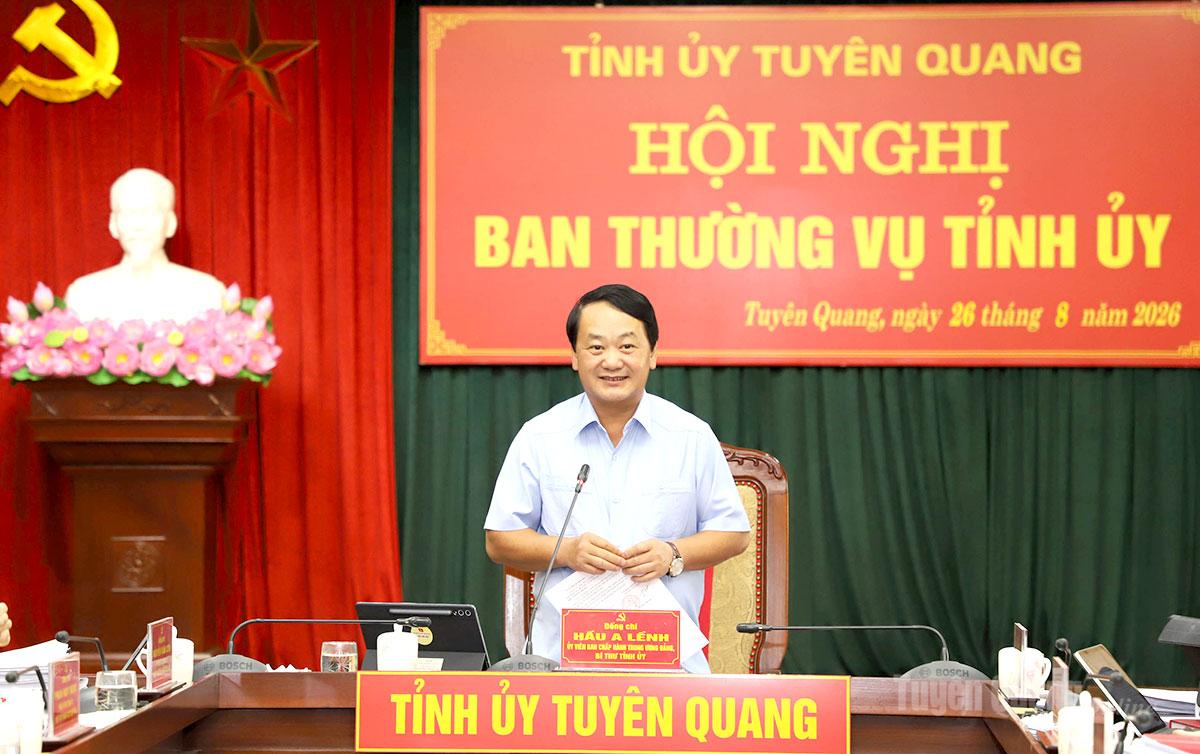 Bí thư Tỉnh ủy Hầu A Lềnh phát biểu kết luận hội nghị.