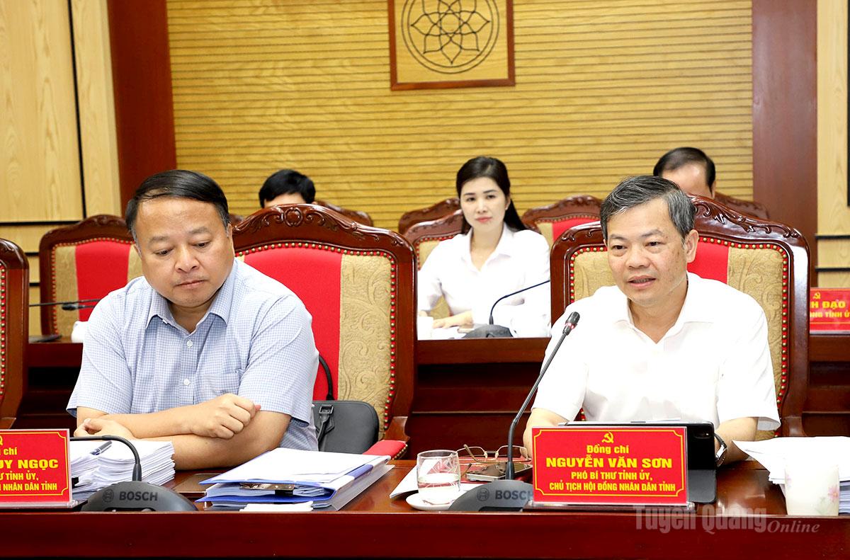 Phó Bí thư Tỉnh ủy, Chủ tịch HĐND tỉnh Nguyễn Văn Sơn phát biểu tại hội nghị.