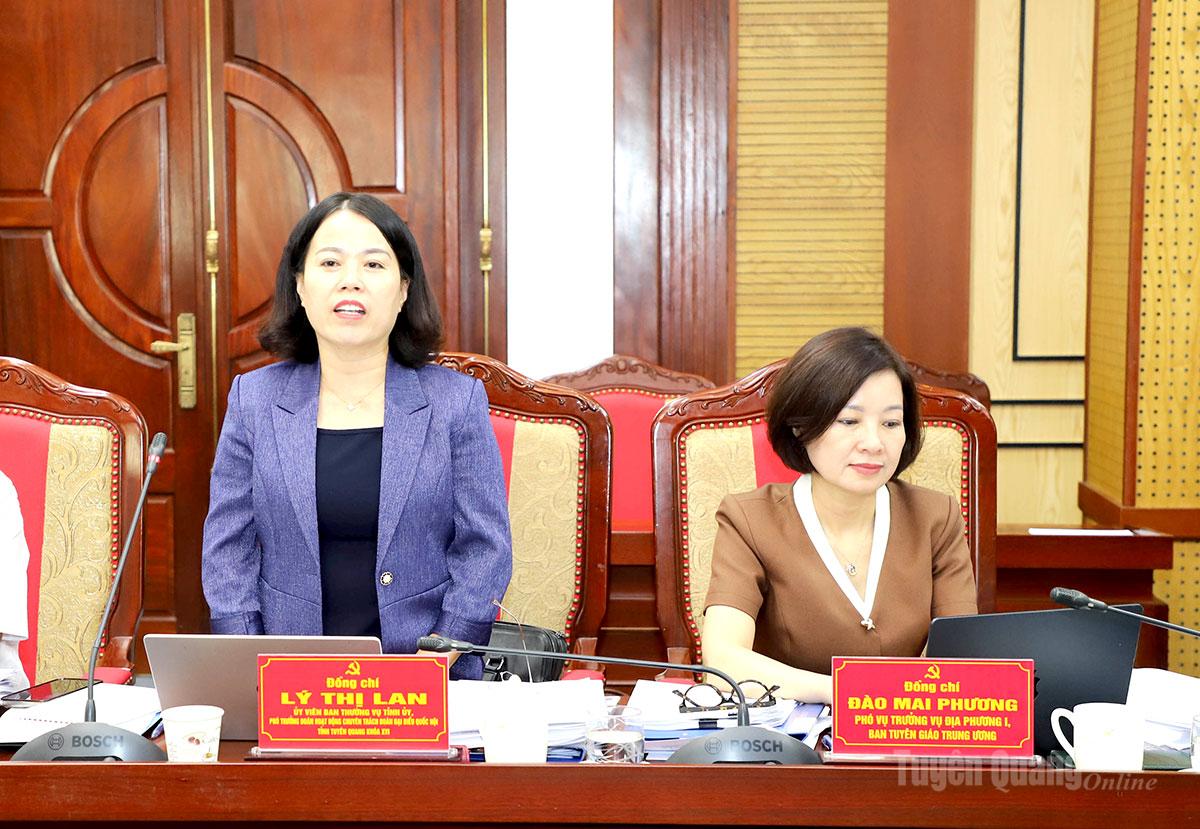 Phó Trưởng đoàn hoạt động chuyên trách Đoàn ĐBQH khóa XVI tỉnh Tuyên Quang Lý Thị Lan thảo luận tại hội nghị.