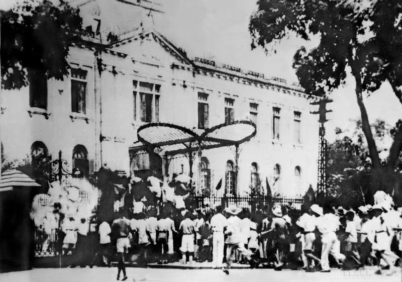 Revolutionary masses and self-defence forces seize the Northern Palace, formerly known as the Office of the Governor of Tonkin, on August 19, 1945, marking the success of the August Revolution in Ha Noi. (Photo: VNA Archives)