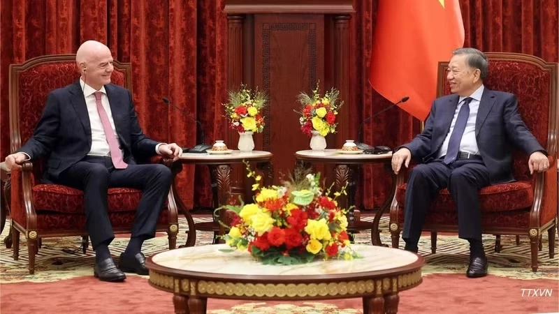 General Secretary of the Communist Party of Viet Nam (CPV) Central Committee and President To Lam (right) receives FIFA President Gianni Infantino in Ha Noi on August 26 (Photo: VNA)