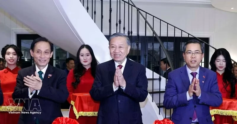 General Secretary of the Communist Party of Viet Nam Central Committee and President To Lam (centre) and delegates cut the ribbon to inaugurate the Viet Nam House in Australia. (Photo: VNA)