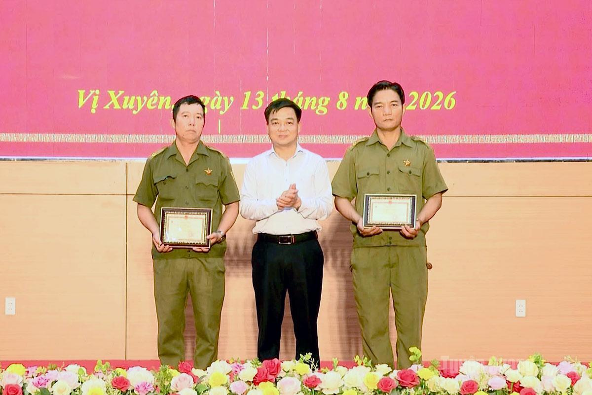 Đồng chí Nguyễn Hưng Vượng, Ủy viên Ban Thường vụ Tỉnh ủy, Chủ nhiệm Ủy ban Kiểm tra Tỉnh ủy trao Kỷ niệm chương Bảo vệ an ninh Tổ quốc của Bộ trưởng Bộ Công an cho các cá nhân xã Vị Xuyên.